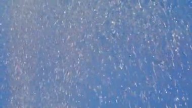 Mavi Arkaplanda Su Damlaları