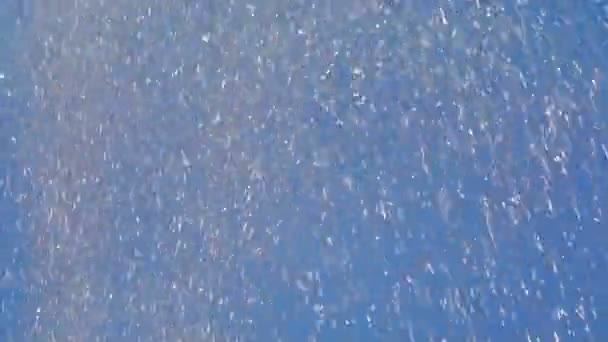 Gotas de água em fundo azul — Vídeo de Stock