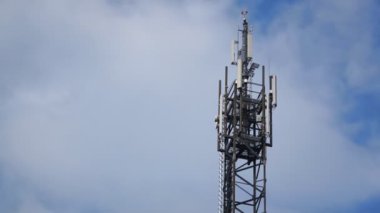 hücresel anten direği ile arka planda bulutlar