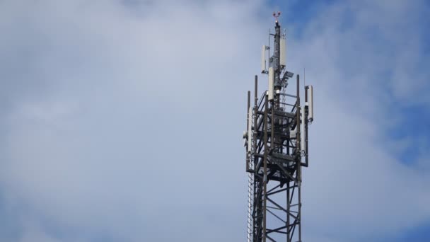 Cellulaire antenne mast met wolken in de achtergrond — Stockvideo