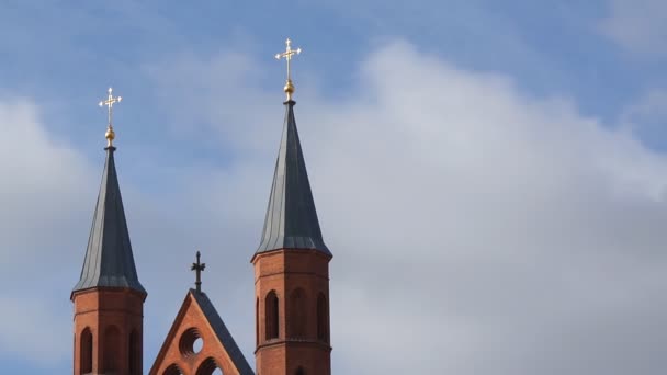 Torres de la iglesia en Kyritz, Alemania — Vídeo de stock