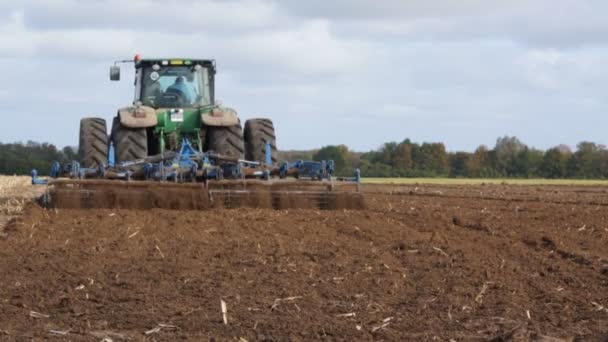 Tractor en el trabajo — Vídeos de Stock