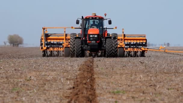 Tractor en el trabajo, vista frontal — Vídeos de Stock