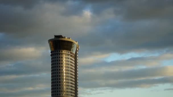 Skyscraper and clouds — Stock Video