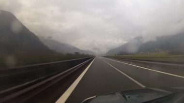yağmurlu bir gün otoyolda sürüş