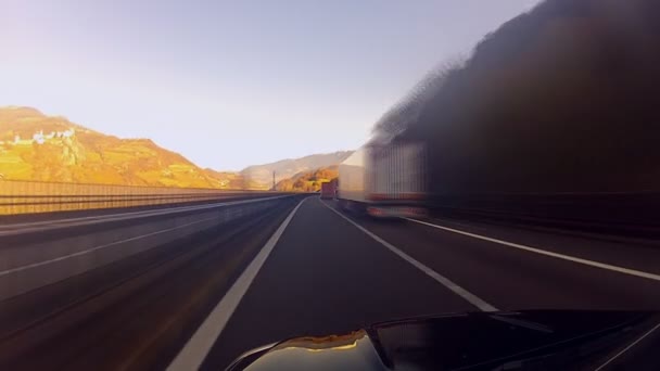 Köra på motorväg i Alperna — Stockvideo