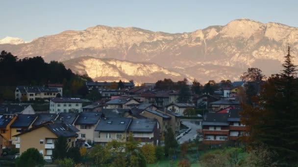 Pueblo alpino por la mañana, Italia — Vídeo de stock