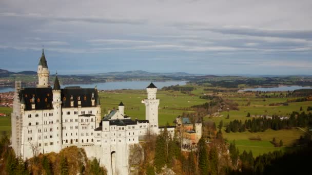 Das Schloss in den bayerischen Alpen — Stockvideo