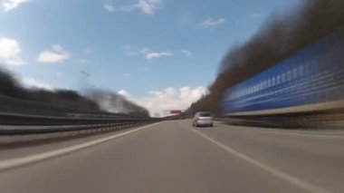 alps, geçen kamyonlar için karayolu üzerinde sürüş