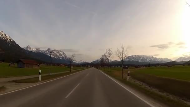 Rijden in de Beierse Alpen — Stockvideo