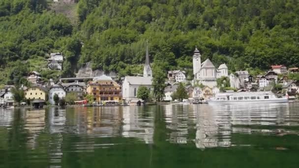 Hallstatt vesnice v Rakousku, pohled z jezera straně — Stock video