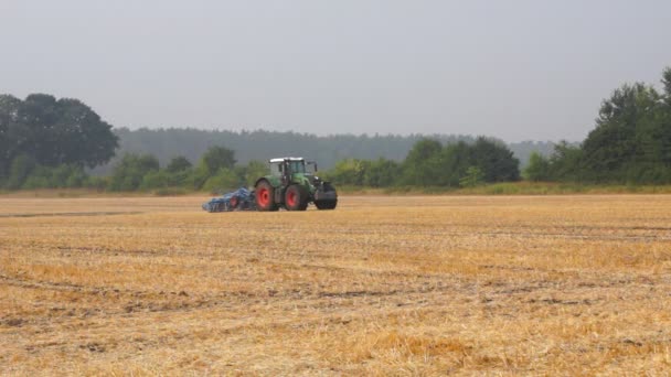 Tractor en el campo agrícola — Vídeos de Stock