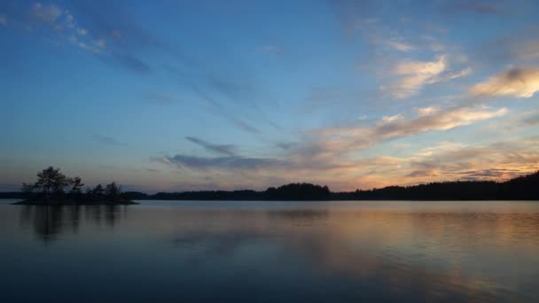 Coucher de soleil sur le lac d'arrivée — Video