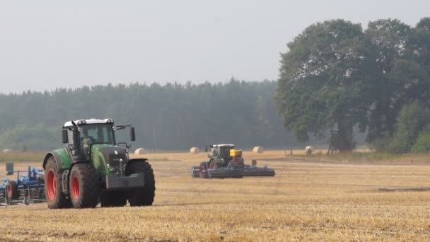 Tractor en el campo agrícola — Vídeos de Stock