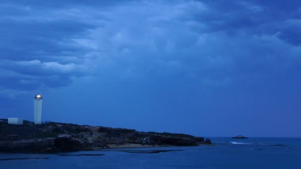 Faro y nubes de tormenta — Vídeo de stock