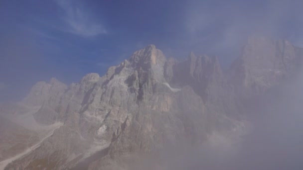 Bulutlar Peaks'e — Stok video