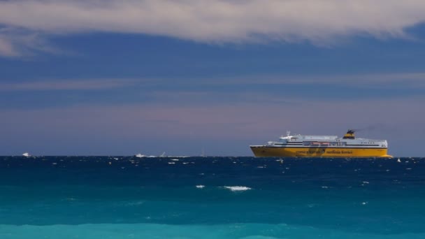 Crucero solo en el horizonte del océano — Vídeos de Stock