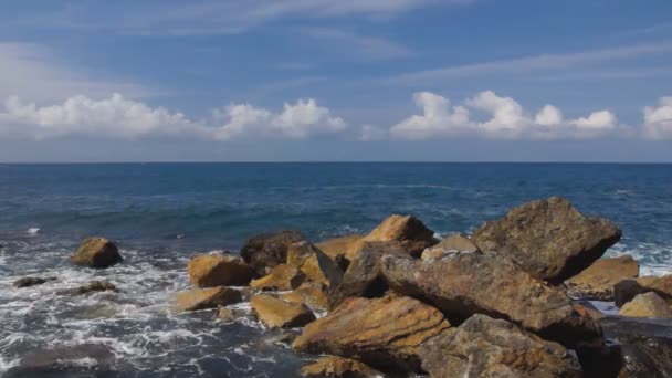 Mar con olas, rocas y nubes — Vídeo de stock