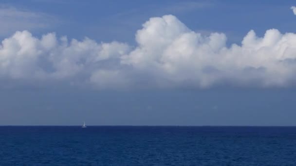 Panorámico lapso de tiempo del mar con nubes y barco — Vídeos de Stock