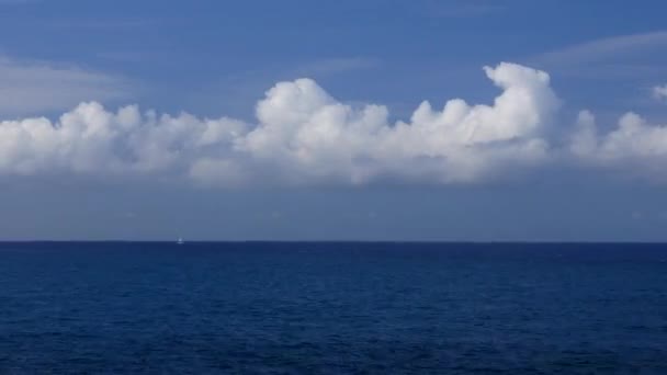 Panoramautsikt över time-lapse av havet med moln och båt — Stockvideo