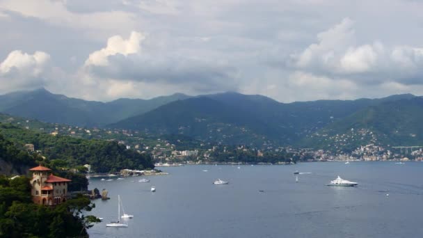 Tempo-lapso panorâmico do coasline de Ligurian com mar e barcos — Vídeo de Stock