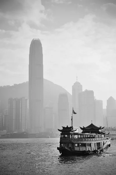 Skyline de Hong Kong com barcos — Fotografia de Stock