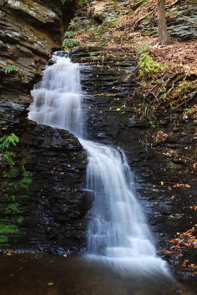 Herbstlicher Bergwasserfall — Stockfoto