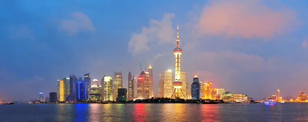 Shanghai skyline à noite — Fotografia de Stock