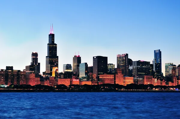 Skyline van Chicago in de schemering — Stockfoto