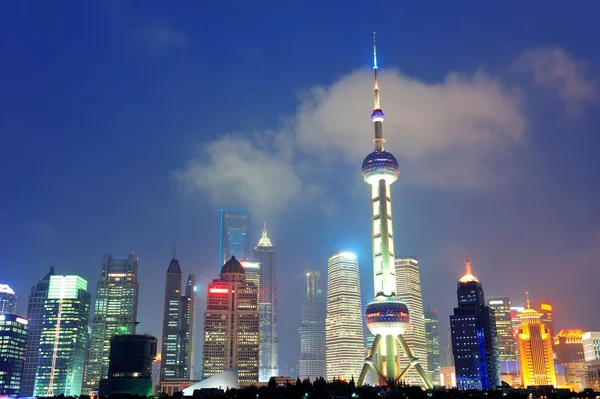 Shanghai skyline à noite — Fotografia de Stock