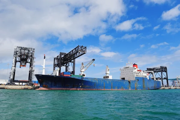 Frachtschiff im Hafen von Miami — Stockfoto