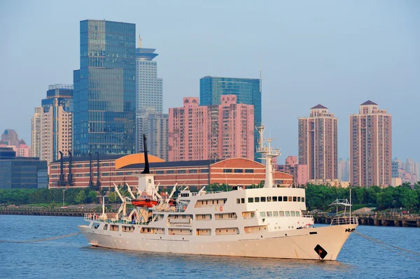 Rio Shanghai Huangpu com barco — Fotografia de Stock