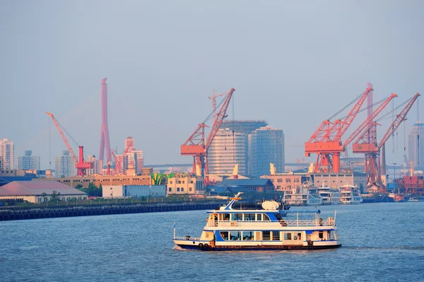 Shanghai Huangpu Fluss mit Boot — Stockfoto