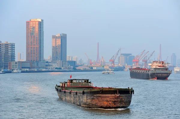 Río Shanghai Huangpu con barco — Foto de Stock