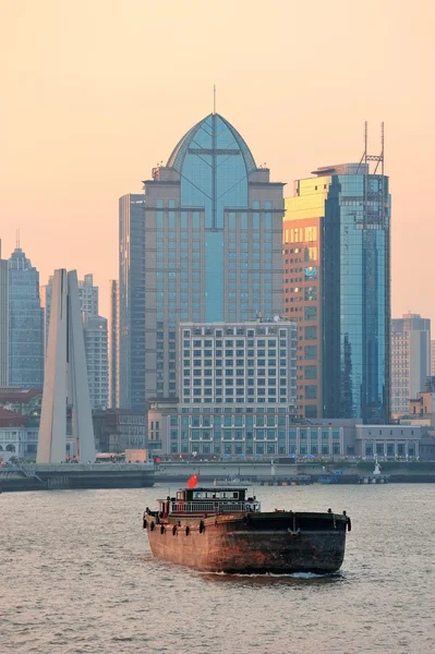 Huangpu Nehri tekne ile shanghai — Stok fotoğraf