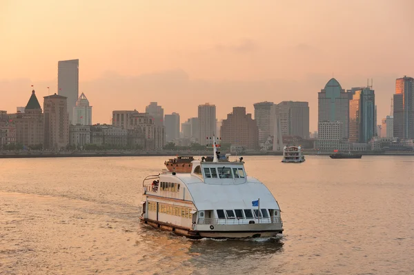 Shanghai Huangpu Fluss mit Boot — Stockfoto