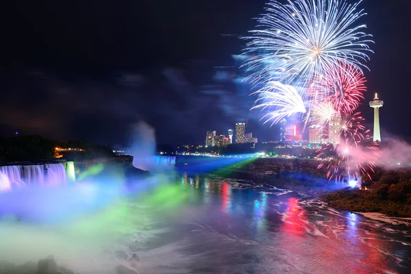 Cataratas do Niágara e fogos de artifício — Fotografia de Stock