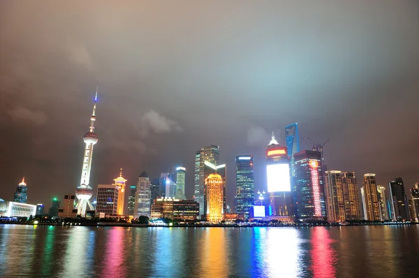 Shanghai bij nacht — Stockfoto