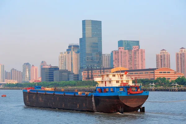 Shanghai Huangpu Fluss mit Boot — Stockfoto