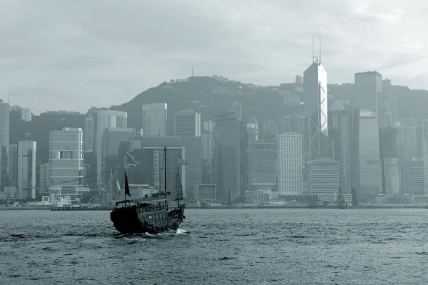 Skyline de Hong Kong com barcos — Fotografia de Stock