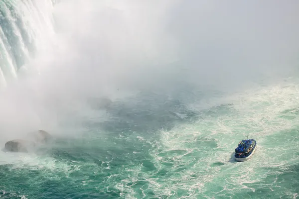 Waterfalls and boat — Stock Photo, Image