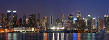 New York'un manhattan midtown alacakaranlıkta manzarası