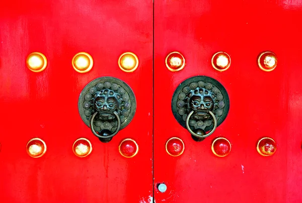 Red Chinese Door in Hong Kong — Stock Photo, Image