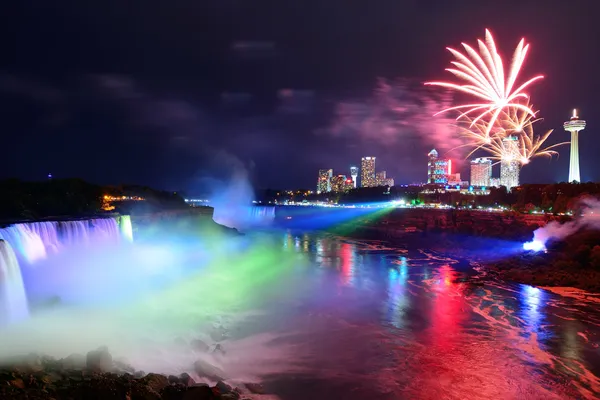 Niagarské vodopády a ohňostroje — Stock fotografie