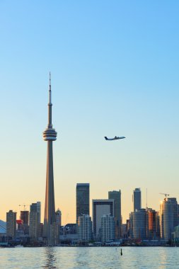 Toronto manzarası göl kent mimarisi ve mavi gökyüzü gün içinde