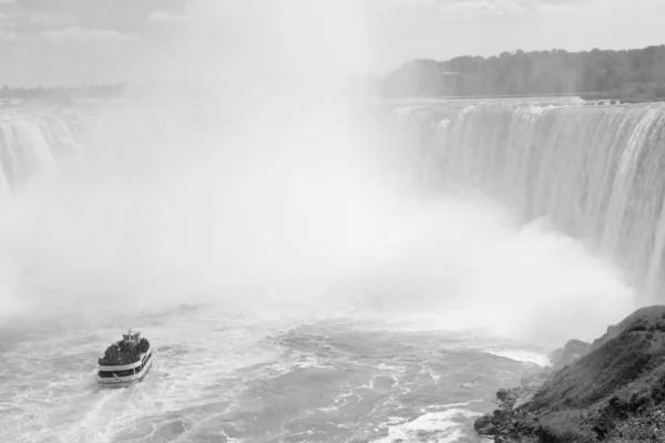 Watervallen en boot — Stockfoto