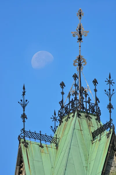 Edificio viejo techo y luna — Foto de Stock