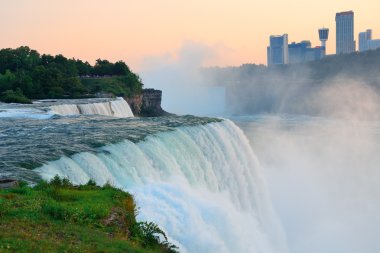 Niagara falls closeup alacakaranlıkta