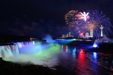 Niagara Şelaleleri ve havai fişek