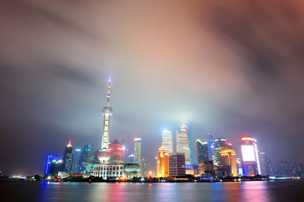 Shanghai skyline por la noche —  Fotos de Stock
